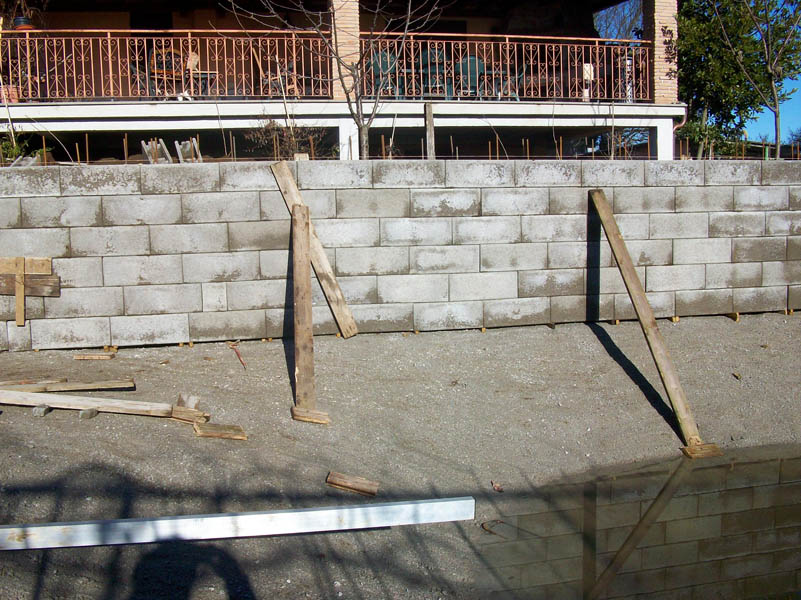 Costruzione muri perimetrali piscina in casseri di cemento - Foto 27