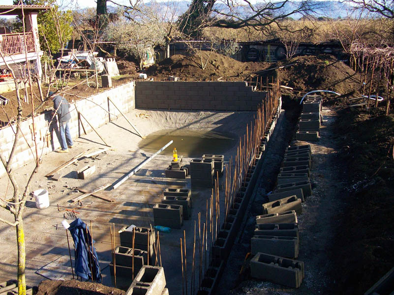 Costruzione muri perimetrali piscina in casseri di cemento - Foto 29