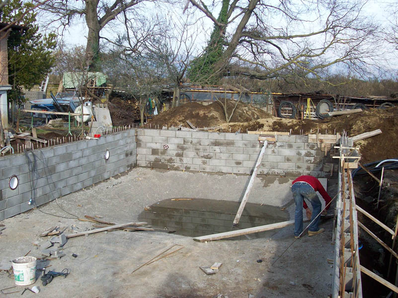 Costruzione muri perimetrali piscina in casseri di cemento - Foto 35