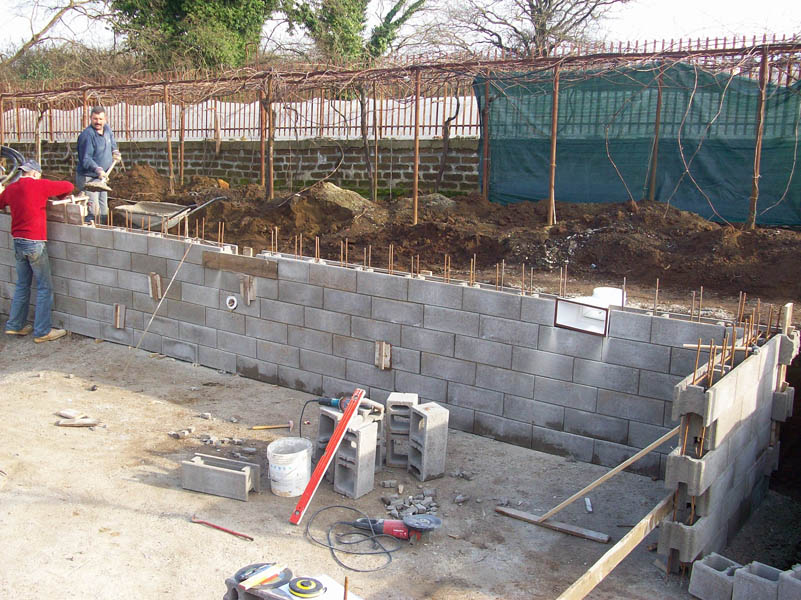 Costruzione muri perimetrali piscina in casseri di cemento - Foto 38