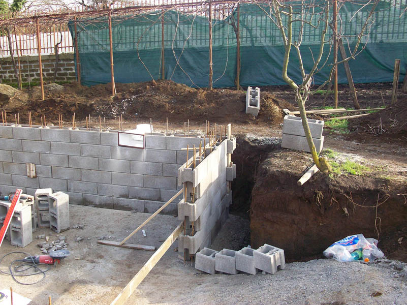 Costruzione muri perimetrali piscina in casseri di cemento - Foto 39