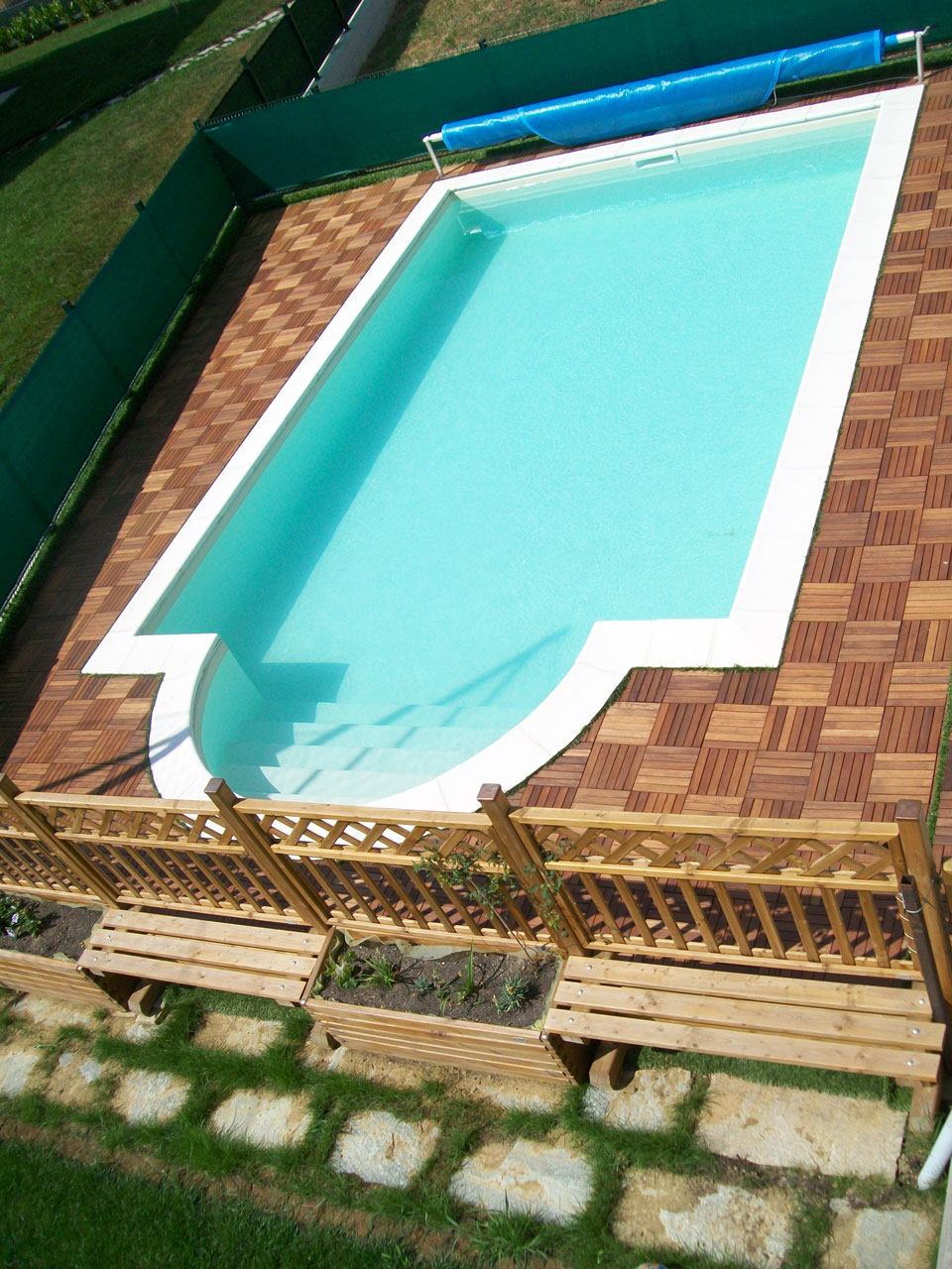 Vista dall’alto piscina interrata con marciapiede in legno e copertura estiva