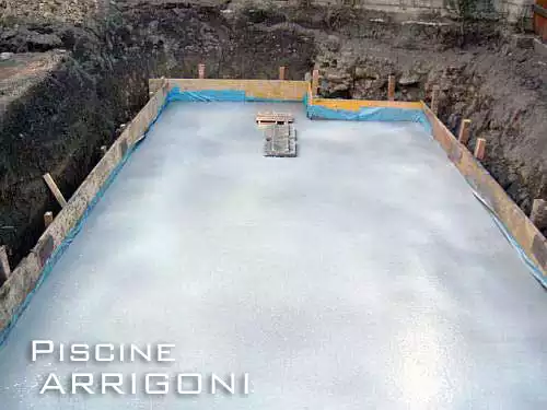Fondo piscina appena gettato