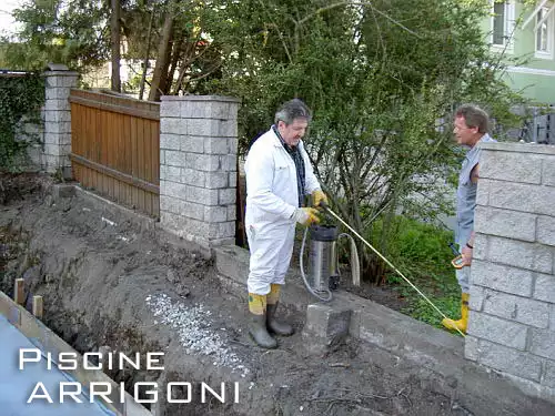 Due operatori puliscono gli attrezzi
