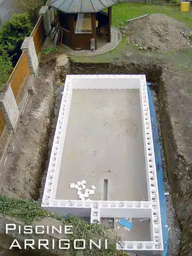 Pareti di piscina in costruzione con casseri in polistirolo