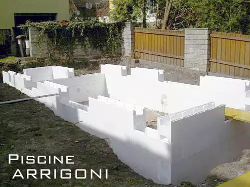 Vista piscina in costruzione con casseri in polistirolo
