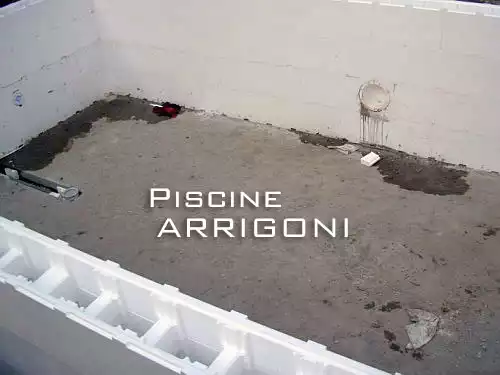 Vista pareti piscina con nicchia fato e bocchetta di mandata