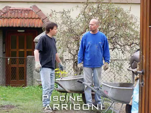 Due persone in cantiere 