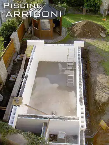 Vista da alto costruzione pareti piscina