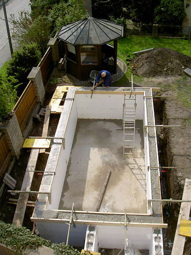 Vista da alto ultima fase costruzione pareti piscina