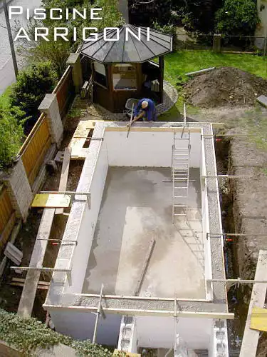 Vista da alto ultima fase costruzione pareti piscina
