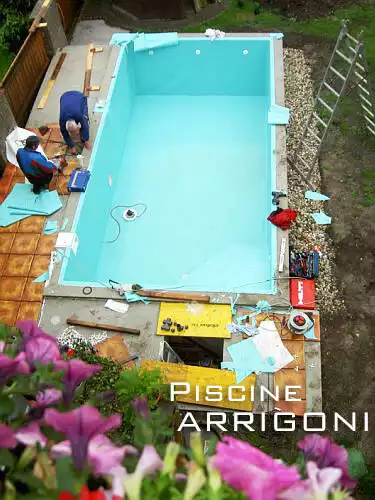 Piccola piscina interrata ad uso privato rivestita con membrana in PVC