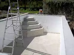 Scala a torta interna alla piscina
