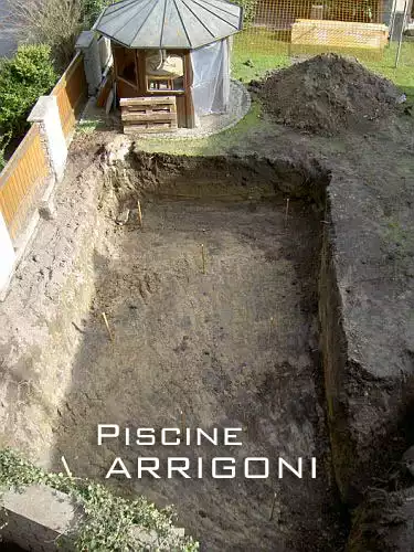 Scavo per costruzione piscina interrata da giardino