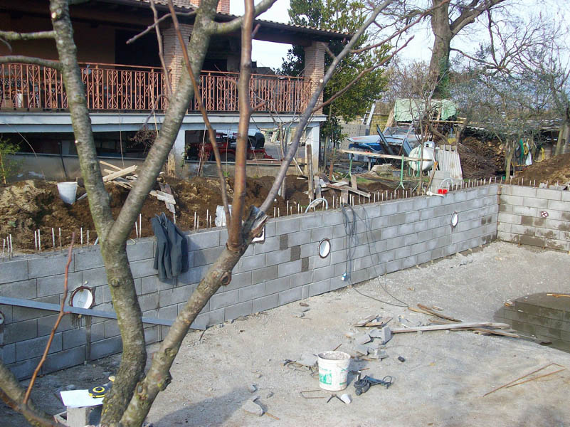 Costruzione muri perimetrali piscina in casseri di cemento - Foto 34