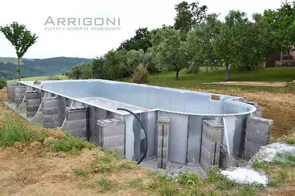 Pannellatura piscina, muriccioli sostegno marciapiede – Foto 11