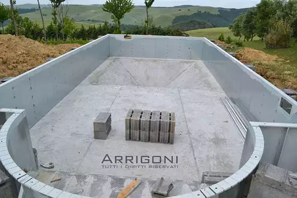 Fondo piscina con tramoggia e pannellatura montata