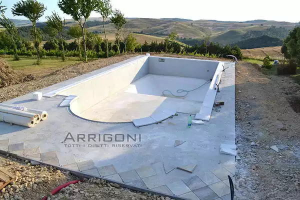 Inizio posa rivestimento maioliche marciapiede e bordo perimetrale