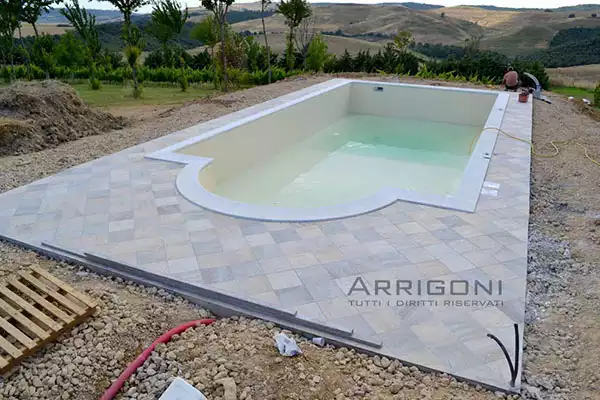 >Piscina terminata in fase di riempimento