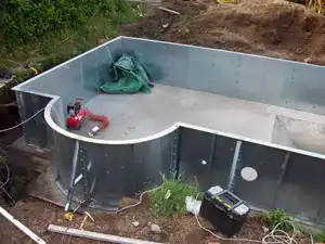 Piscina con pareti in acciaio
