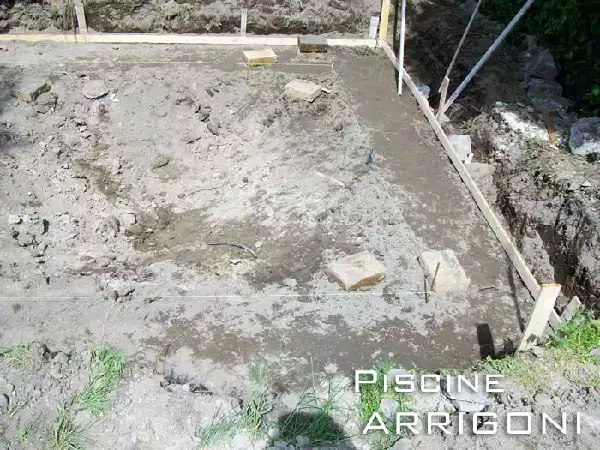 Scavo tramoggia per piscina con pareti in acciaio