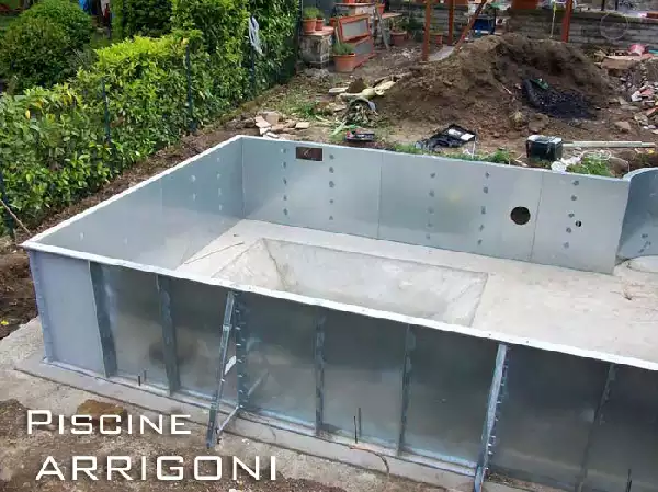 Pannellatura piscina montata su tutto il suo perimetro