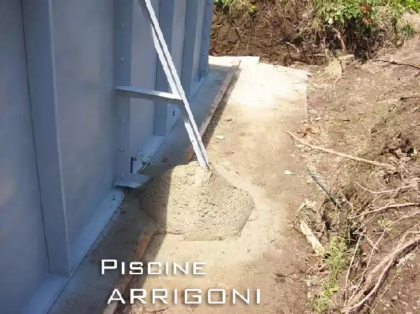Ancoraggio del contrafforte con  piccola gettata di cemento