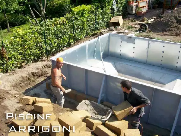 Costruzione rivestimento lato seminterrato piscina