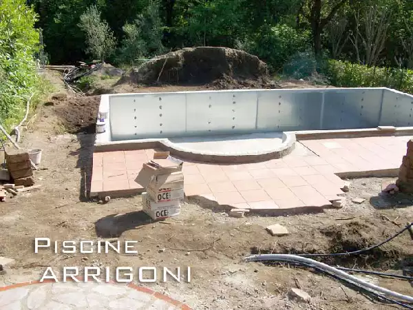 Lato piscina completamente interrato