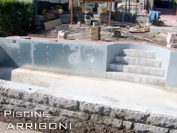 Gradinata piscina costruita in muratura