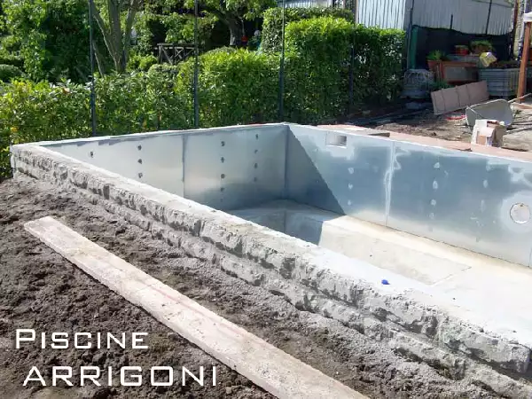 Rivestimento lato seminterrato piscina