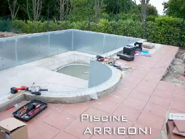 Lato piscina completamente interrato