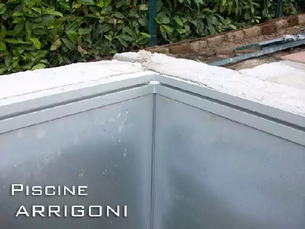 Profilo in alluminio parzialmente installato su un angolo.