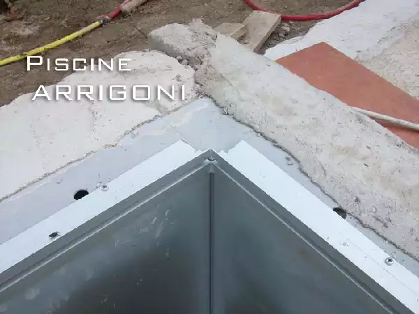 Profilo in alluminio parzialmente tagliato per esser installato su un angolo