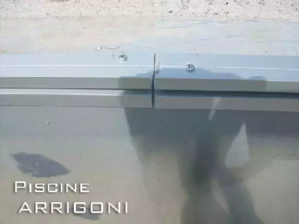 Due barre di profilo in alluminio installate con spessore di dilatazione