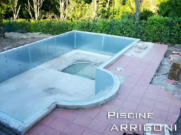 Piscina con marciapiede su un lato