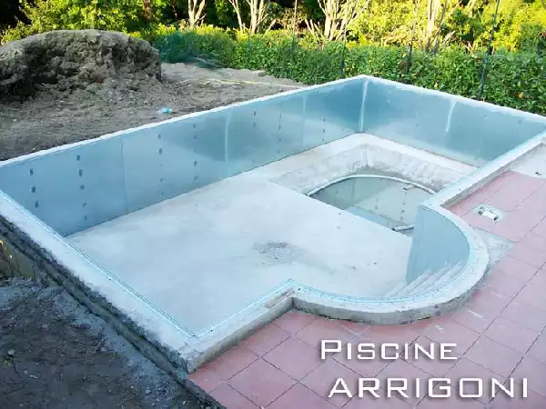 Profilo di alluminio installato su tutte le pareti di tutta la piscina
