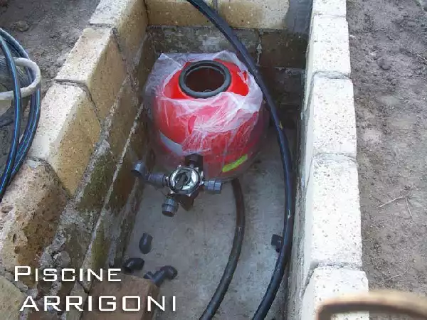 Locale tecnico per piscina ricavato da scavo su terreno