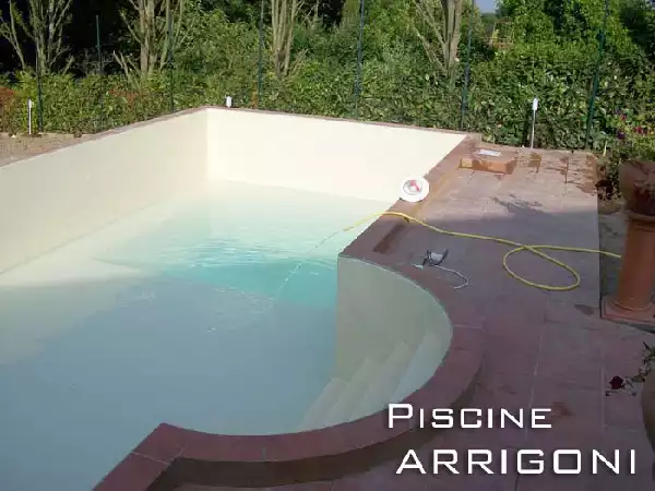 Piscina rivestita in liner durante il riempimento