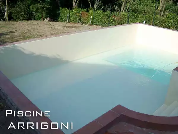 Piscina durante il riempimento  rivestita con  liner in PVC