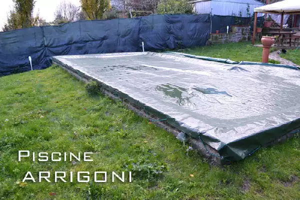 Copertura invernale con ancoraggio tramite picchetti, elastico e salsicciotti