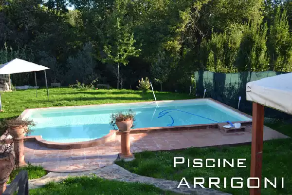 Piscina 8x4 con marciapiede su un lato