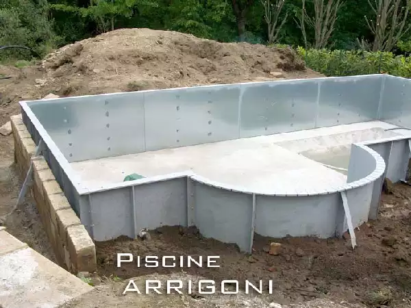 Piscina in parte interrata e in parte seminterrata