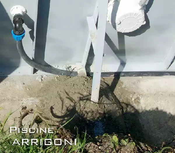 Tubo di collegamento aderente alla parete e adagiato sulla              base in cemento.