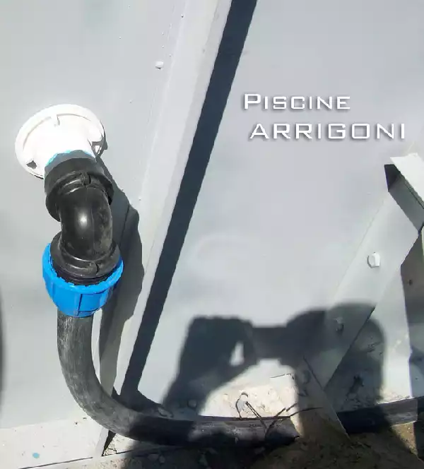 Tubo in polietilene con raccordo curvo collegato     alla bocchetta di mandata piscina