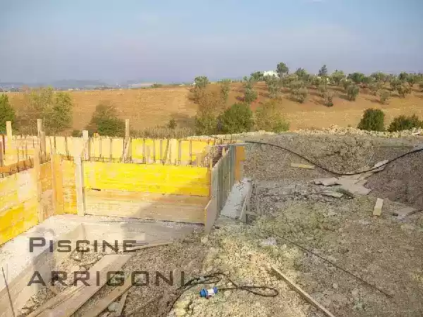Fasi costruttive piscina a sfioro con cascata