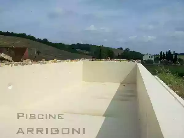 Parete dove tracima l’acqua e crea  l’effetto sfioro infinito