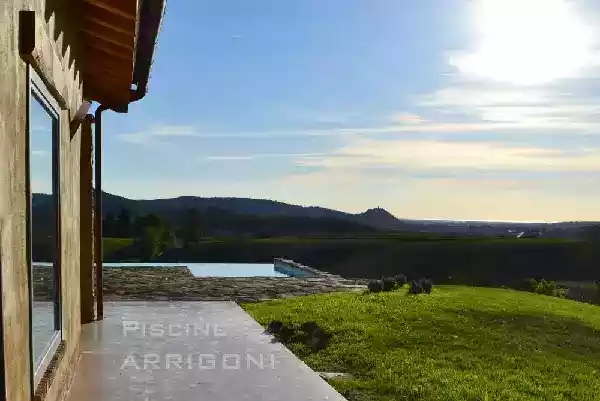 Piscina con sfioro a cascata su un lato lungo