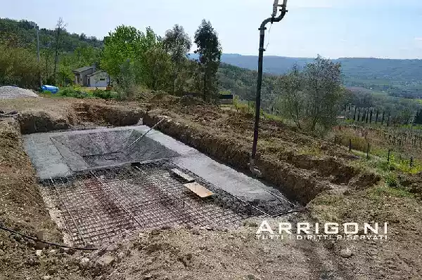 Gettata cemento fondo e tramoggia piscina
