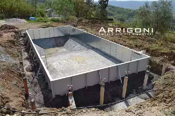 Pareti prefabbricate in acciaio ancorate alla base di cemento